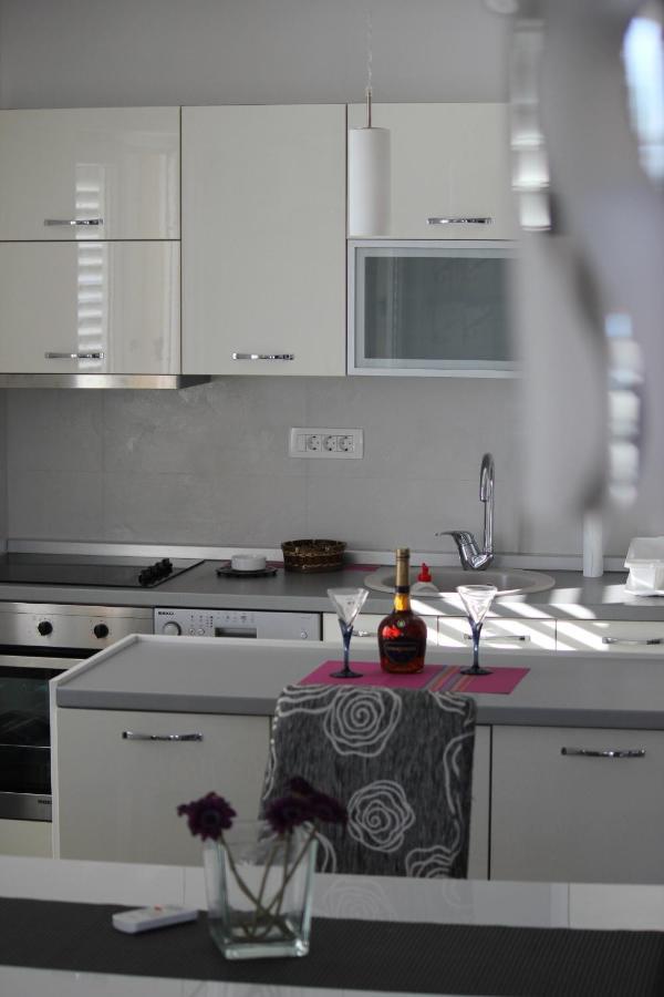 Chic Apartment In The City Center By The Sea Tivat Kültér fotó