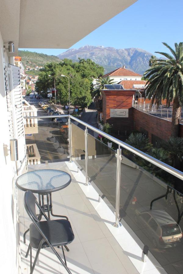 Chic Apartment In The City Center By The Sea Tivat Kültér fotó