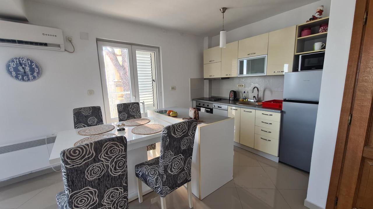 Chic Apartment In The City Center By The Sea Tivat Kültér fotó
