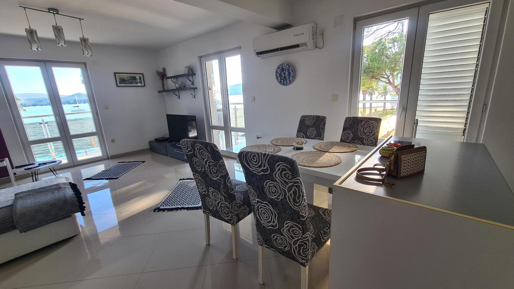 Chic Apartment In The City Center By The Sea Tivat Kültér fotó